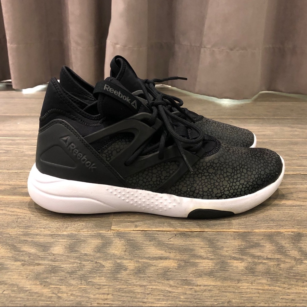 REEBOK SNEAKER SZ. 8 LIKE NEW